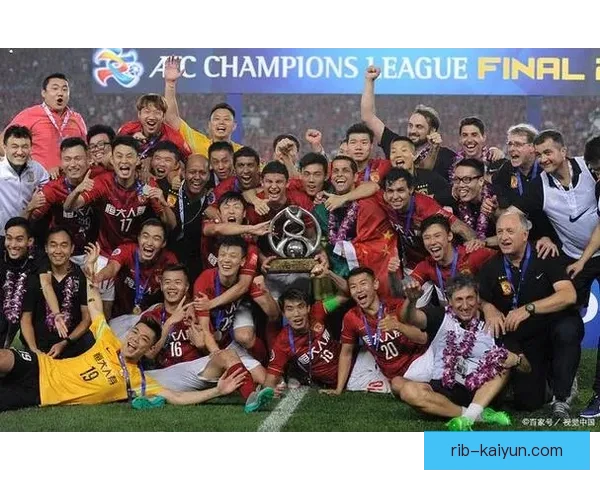 广州队荣膺亚冠冠军，历史再添辉煌一页，状态回暖值得关注。